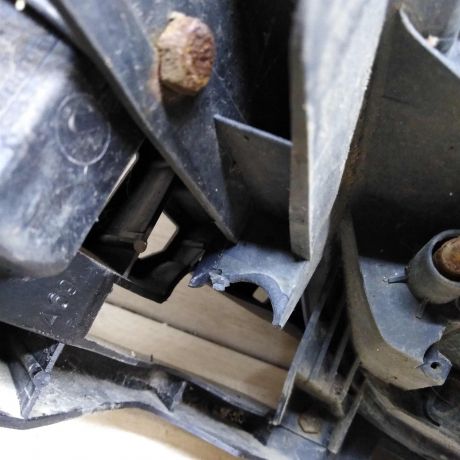 fara-peredniaia-levaia-renault-megane-ii-restailing-defekt-art-107447-big-2