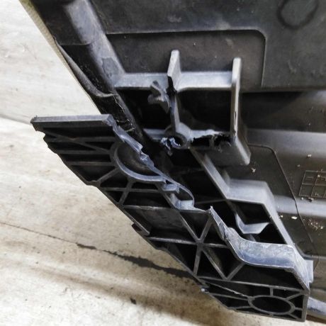 fara-peredniaia-pravaia-nissan-tiida-i-defekty-art-109895-big-3