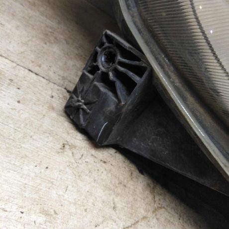 fara-peredniaia-pravaia-nissan-tiida-i-defekty-art-109895-big-5