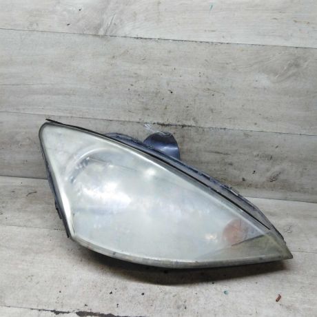 fara-peredniaia-pravaia-ford-focus-1-rest-art-110146-big-0