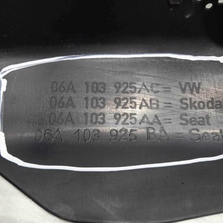 dekorativnaia-kryska-dvigatelia-16-akl-volkswagen-golf-4-volkswagen-bora-skoda-octavia-tour-art-84238-big-1