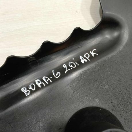 dekorativnaia-kryska-dvigatelia-nakladka-volkswagen-golf-4-volkswagen-bora-art-96689-big-2