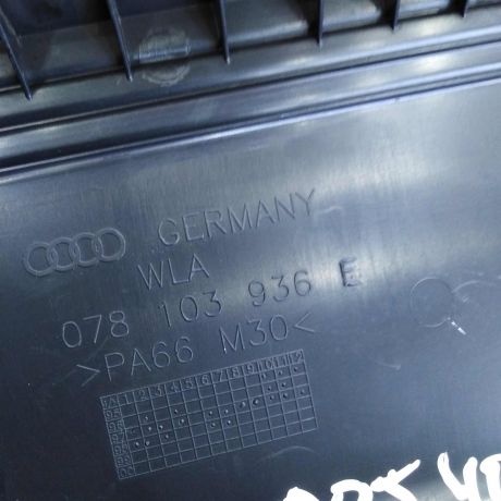 dekorativnaia-kryska-dvigatelia-audi-a6-c5-pravaia-art-103966-big-1