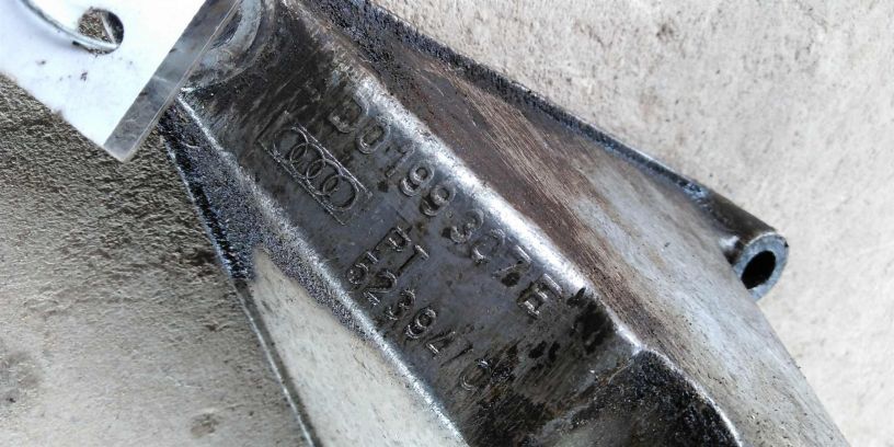 kronstein-dvigatelia-levyi-audi-a8-d-art-18631-big-2