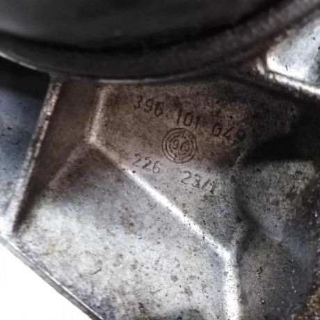 kronstein-maslianogo-filtra-dvigatelia-volkswagen-passat-b5-23-agz-art-38457-big-1