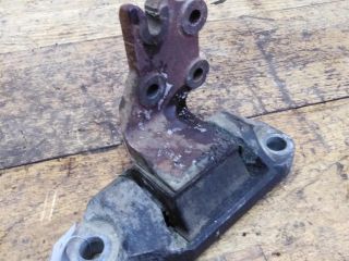 kronstein-dvigatelia-pravyi-poduska-volvo-xc90-rest-art-43598