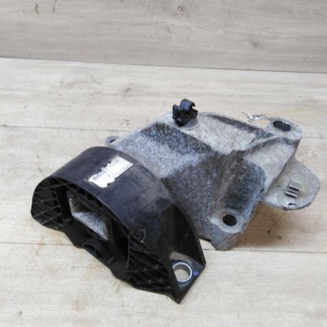 kronstein-krepleniia-dvigatelia-pravyi-nissan-almera-iii-g15-art-49581-big-0