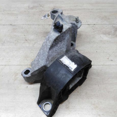 kronstein-krepleniia-dvigatelia-pravyi-nissan-almera-iii-g15-art-49581-big-1