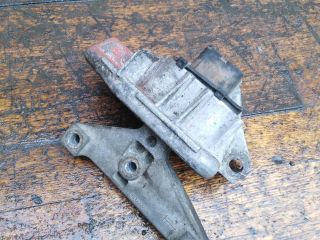 kronstein-dvigatelia-kreplenie-pravoe-citroen-c3-art-51277