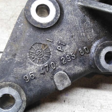 kronstein-krepleniia-dvigatelia-pravyi-peugeot-407-art-62280-big-4