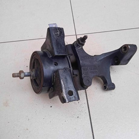 kronstein-krepleniia-dvigatelia-nissan-primera-p12-art-75786-big-1