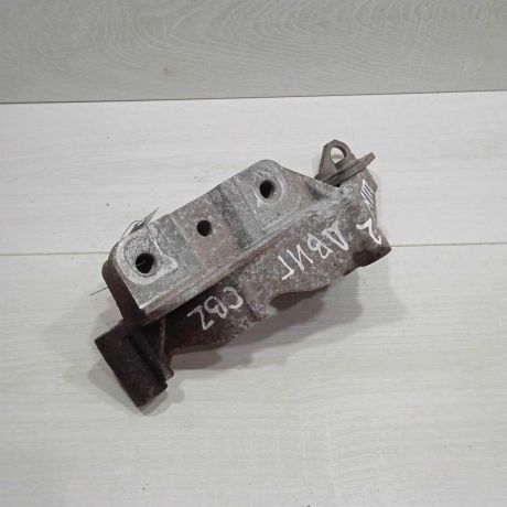 kronstein-krepleniia-dvigatelia-pravyi-skoda-yeti-i-art-90781-big-0