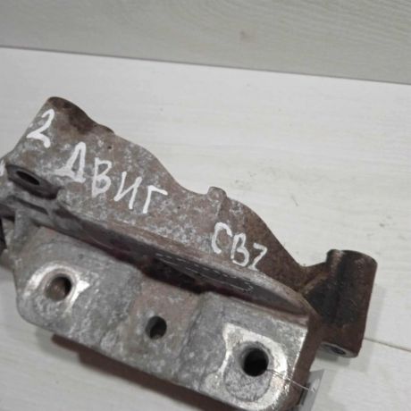 kronstein-krepleniia-dvigatelia-pravyi-skoda-yeti-i-art-90781-big-2