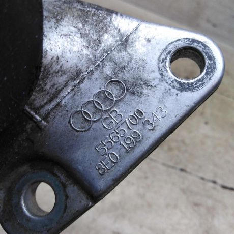 kronstein-krepleniia-dvigatelia-perednei-opora-audi-a4-b6-art-95208-big-1