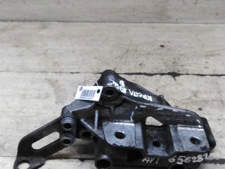 kronstein-krepleniia-dvigatelia-volkswagen-jetta-vi-art-101114