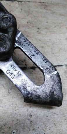 kronstein-krepleniia-dvigatelia-volkswagen-jetta-vi-art-101114-big-1