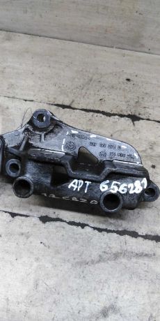 kronstein-krepleniia-dvigatelia-volkswagen-jetta-vi-art-101114-big-3