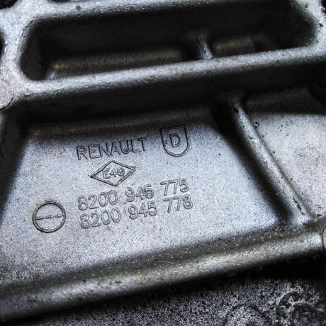 kronstein-dvigatelia-pravyi-kozux-grm-renault-logan-i-art-108254-big-1