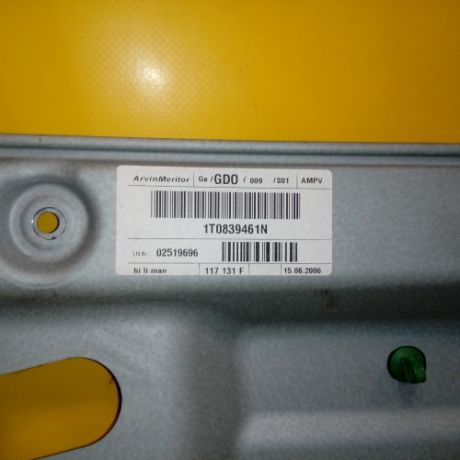 zadnii-levyi-steklopodieemnik-mexaniceskii-volkswagen-touran-2005-g-art-5297-big-1