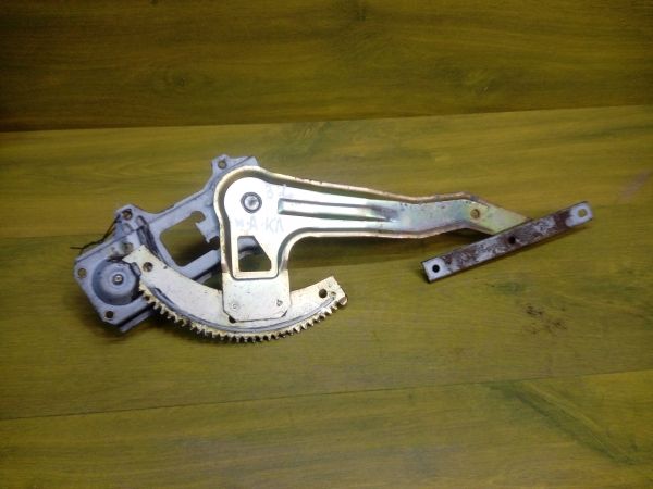 zadnii-levyi-mexaniceskii-steklopodieemnik-nissan-almera-classic-2006g-art-12016-big-1