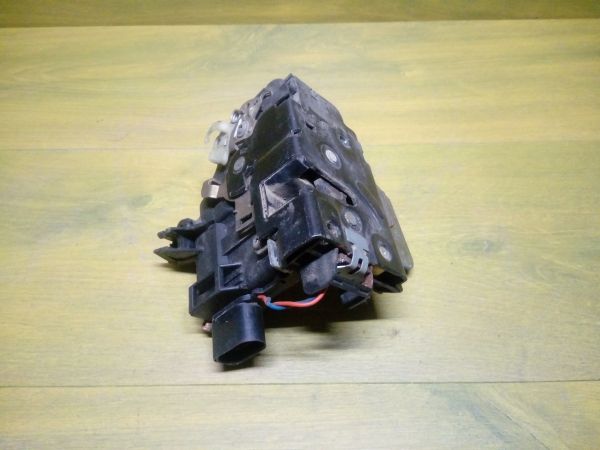 zamok-dveri-audi-perednii-pravyi-a6s5-olroud-2002-art-12488-big-0