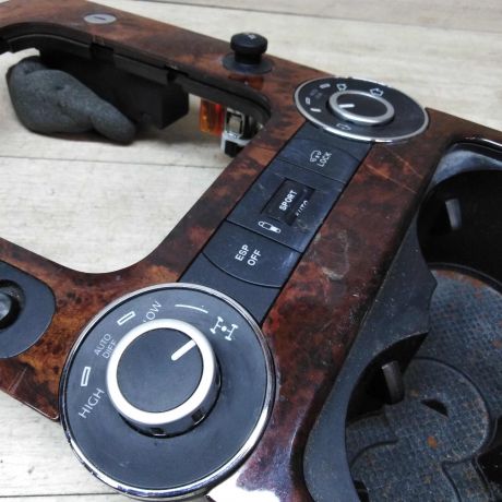 centralnaia-panel-ramka-volkswagen-touareg-podstakannik-art-20007-big-1