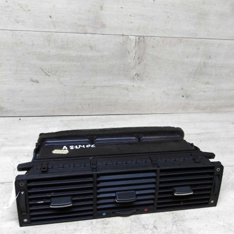 deflektor-centralnyi-torpedy-obduva-salona-audi-a8-d2-art-25025-big-0