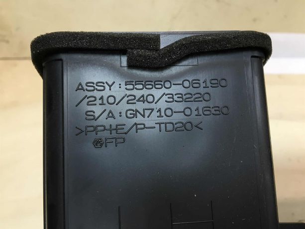 deflektor-centralnyi-obduva-salona-toyota-camry-v50-art-36315-big-3