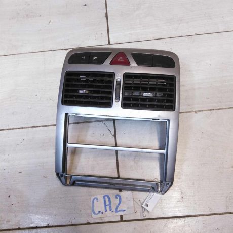 deflektor-obduva-salona-centralnyi-ramka-magnitoly-peugeot-307-ca2-art-56107-big-0