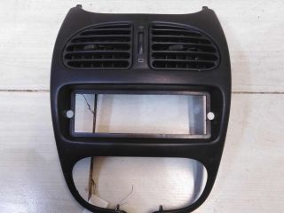 deflektor-obduva-salona-centralnyi-ramka-magnitoly-peugeot-206-art-56209