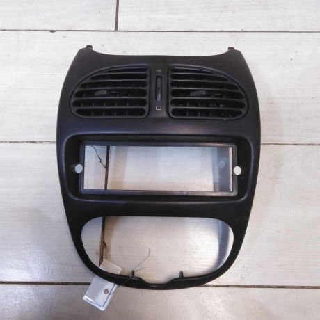 deflektor-obduva-salona-centralnyi-ramka-magnitoly-peugeot-206-art-56209-big-0