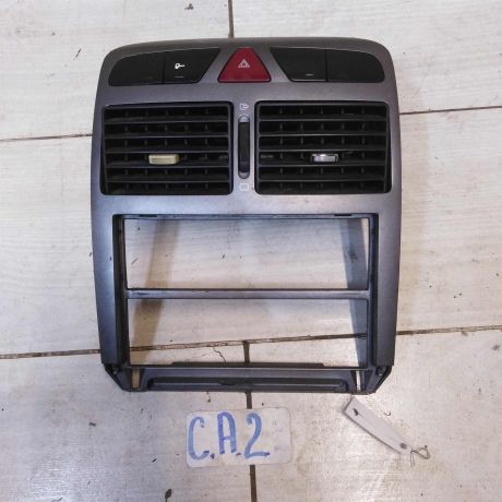deflektor-obduva-salona-ramka-magnitoly-peugeot-307-ca2-art-56225-big-0
